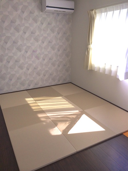 セキスイ美草　目積アイボリーで製作した畳をフローリングの部屋の畳コーナーに使用しています